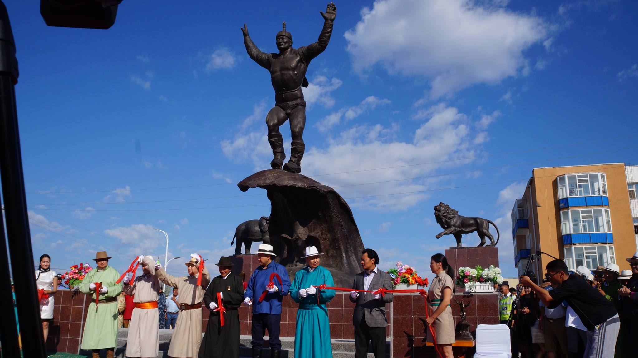Дархан аварга Х.Баянмөнхийн хөшөөт цогцолбор сүндэрлэлээ